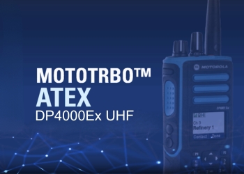 Ein Motorola MOTOTRBO DP4000Ex ATEX Funkger&auml;t ist vor einem grafischen Hintergrund dargestellt.