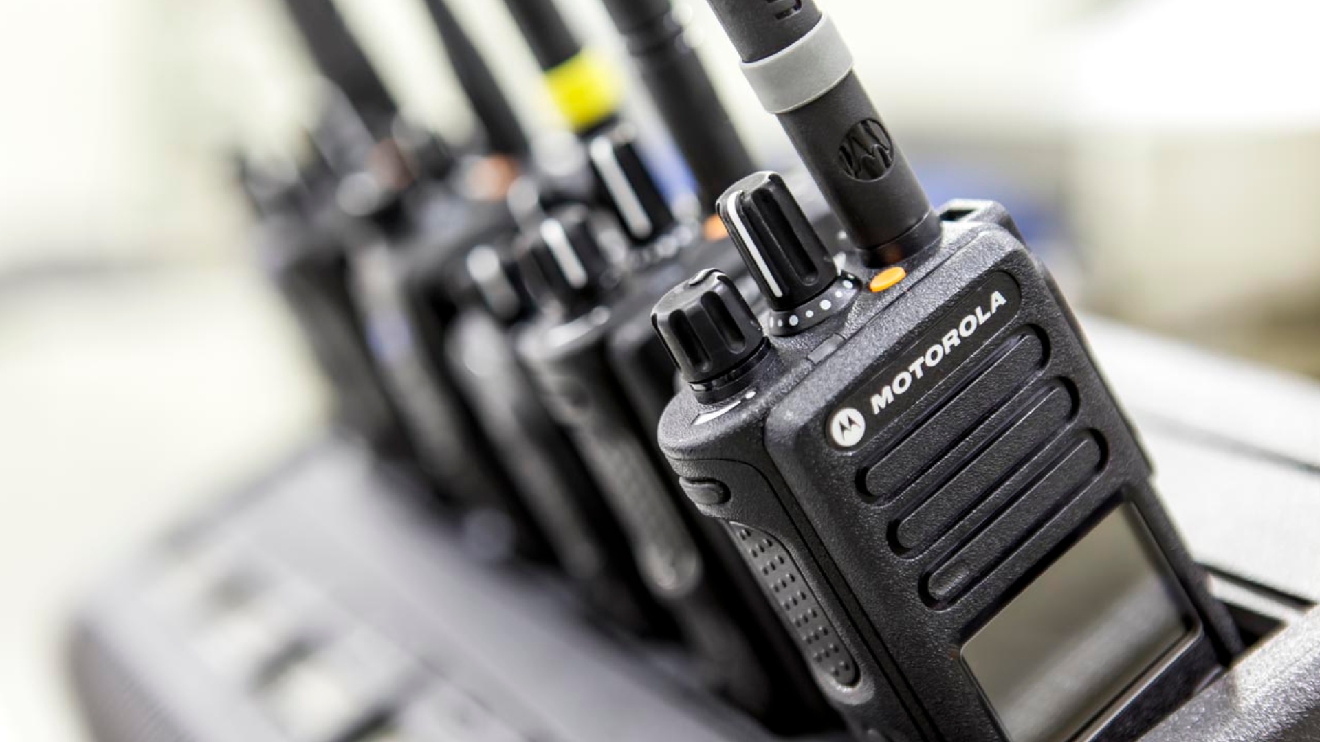 Mehrere Motorola Solutions Funkgeräte sind in einer Multi-Ladestation eingesetzt.