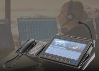 TIPRO BeFREE Touchcomputer mit integriertem Intercom, Handset und programmierbaren Tasten in einer modularen Dispatching-Konsole f&uuml;r Sprachkommunikation.